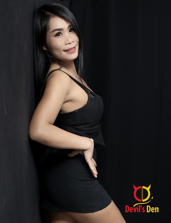 Pattaya Escort Gwen posing